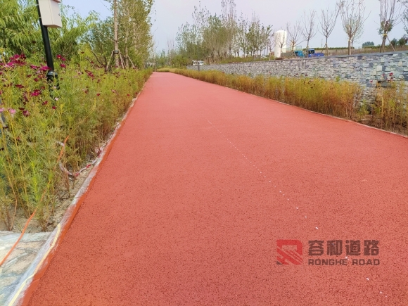 正定赵普湿地公园给沥青路面铺上了红色地毯便于市民自行车和跑步锻炼